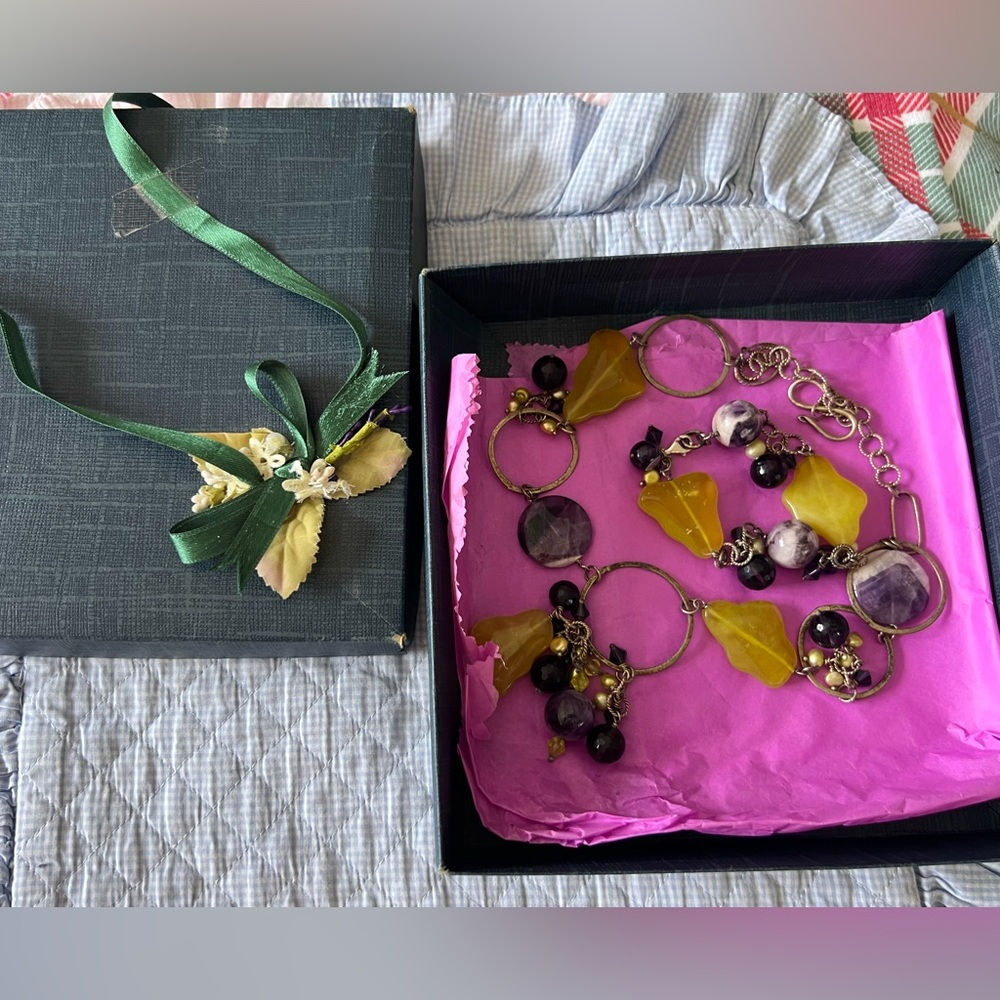 Women’s colored stones with silver color chain